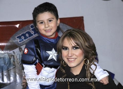 14012012 CARLOS  con su mamá Patricia Elizabeth Macías Frías.