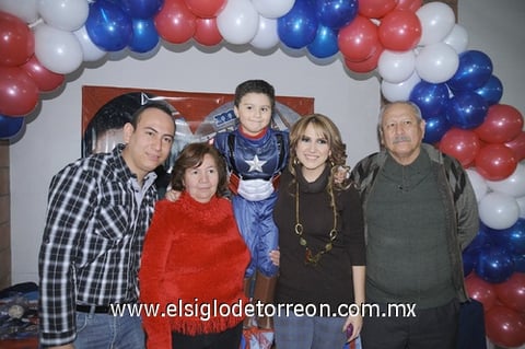 14012012 EL PEQUEñO  festejado al lado de sus abuelitos Sr. Héctor Manuel Macías Mijárez y Sra. Olivia Patricia Frías Chávez, su tío Héctor Iván Macías Frías y su mamá Patricia Elizabeth Macías Frías.