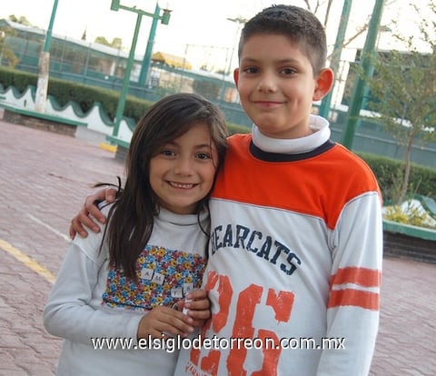 14012012 KARENY  y Luis, mientras disfrutan del receso en el colegio.