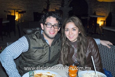 14012012 ALEJANDRO  y Salma, al momento de disfrutar en su restaurante favorito.