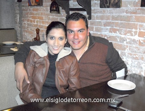 14012012 VERóNICA  y David, fueron captados por la lente de El Siglo.