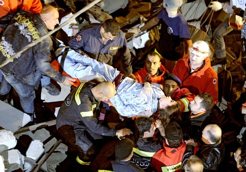 Trabajadores de la Cruz Roja y la defensa civil retiraron varios cadáveres que sacaron el camillas.