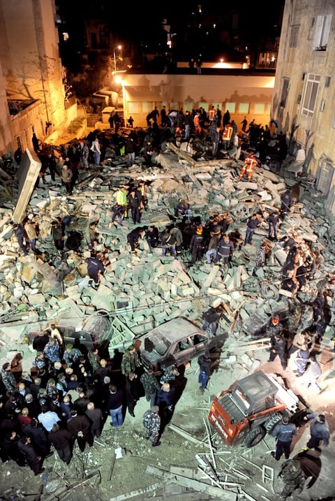 'La tierra tembló como si fuera un terremoto, eso fue lo que pensamos todos', dijo Mazen Farhat, de 46 años y quien vive en el área y transitaba por el lugar cuando se desplomó el edificio.