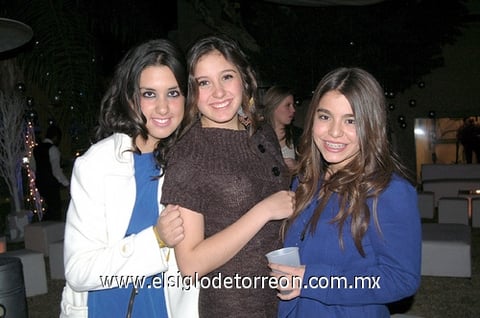 16012012 PAMELA , Lorena y Regina.