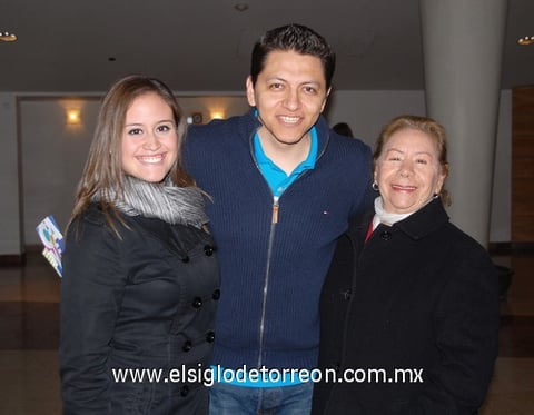 15012012 ÉRIKA  Ramos, Félix García y Lucero Chávez.