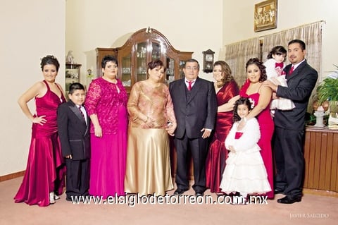 15012012 Sr. José Antonio Cervantes Ibarra y Sra. María del Rosario Guadalupe Calderón de Cervantes, en su festejo de aniversario matrimonial, acompañados de sus hijos: Olga Delfina, María del Rosario, Ana Laura, Mirna Guadalupe y José Antonio Cervantes Calderon; hijo político Jesús Manuel Alcázar Torres; y nietas Nydia Mayte y Lydia Arianna Alcázar Cervantes.- Javier Salcido Fotografía