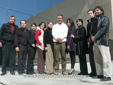15012012 GERARDO  Reed, Carlos Guerra, Ana Zertuche, Susana Orozco, Karla Chávez, Dennis Valdés, Mely Cortés, Felipe de Santiago y Miguel López acompañaron a Javier Contreras Gálvez en el día de su cumpleaños celebrado el pasado miércoles.