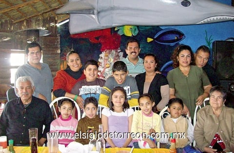 15012012 FAMILIA  Hernández Arias festejando la llegada del año nuevo en un restaurante de la localidad.