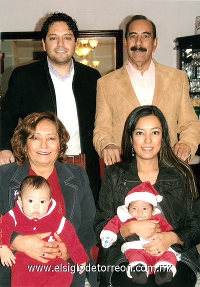 15012012 MUY FELICES  convivieron los integrantes de la familia Muñoz de León Segovia.