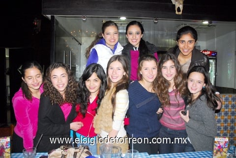 16012012 DANIELA  festejó su cumpleaños rodeada de sus amigas en su restaurante favorito.