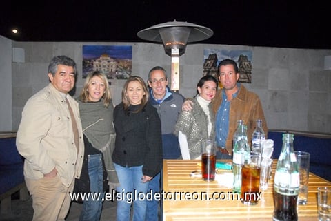 16012012 GREGORIO , María Esther, Mayra, Javier, Lucero y Javier disfrutaron de agradable velada en el restaurante de su preferencia.