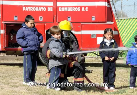 16012012 ALEJANDRO  junto a un bombero en plena acción.