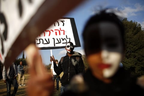 AXS02 JERUSALÉN (ISRAEL) 18/1/2012.- Israelíes y etíopes se manifiestan contra la discriminación racial, frente al parlamento israelí, en Jerusalén, Israel, hoy, miércoles, 18 de enero de 2012. Alrededor de 5.000 personas han participado en la marcha. EFE/Abir Sultan