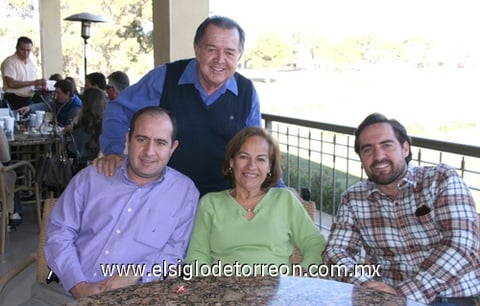 18012012 OMAR  y Lupita con sus hijos Omar e Iván.