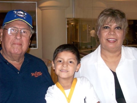 Raúl y Rosario Zugasti con su nieto Édgar.