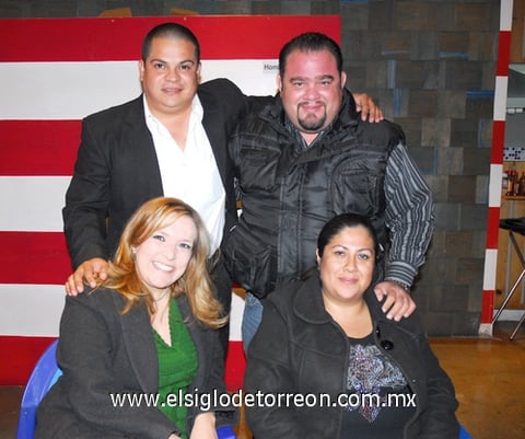 19012012 CLAUDIA  Daza en su cumple, junto a Víctor Sánchez, Elen de Alvarado e Iván Alvarado.