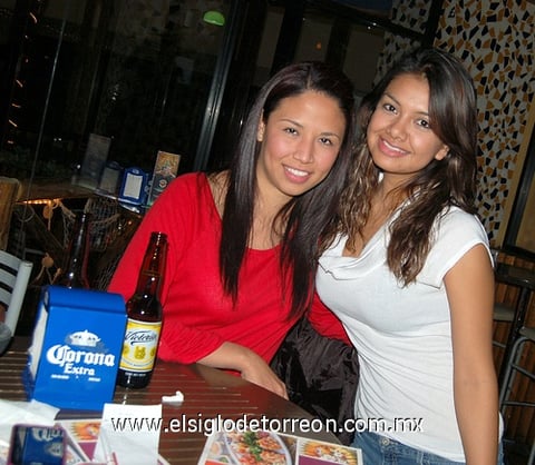 20012012 LILIANA  Garza y Pamela Chávez.
