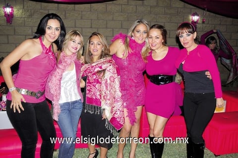Claudia Cárdenas, Natalia Sañudo, Angie Aguirre, Araceli Robles y Margarita acompañando a la festejada.
