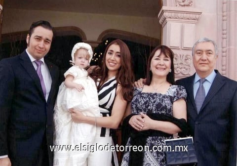 La pequeña en brazos de su mamá Carolina Sada y en compañía de Enrique Sada, Adoración de Sada y Dr. Óscar Sada.