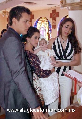 Elena Sofía junto a su mamá y sus padrinos.