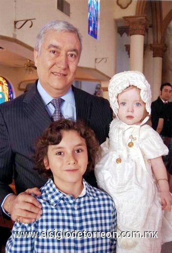 Dr. Óscar Sada con su nieta Elena Sofía y su sobrino Diego.