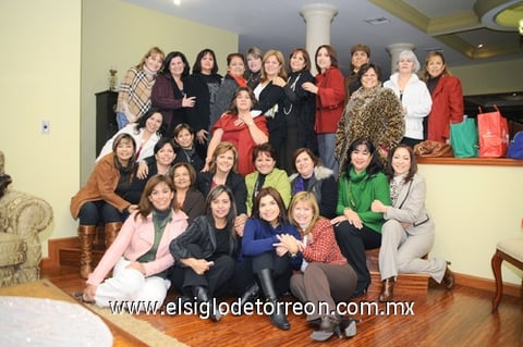 Las socias integrantes de un Club de Jardinería durante su posada.