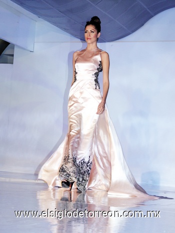 Elegante pasarela. Las modelos portaron diversas prendas de vestir, entre las que destacaron los vestidos de cóctel.