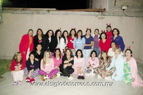 Muy divertida resultó la fiesta de cumpleaños de Blanca Castrellón,  donde se encontraban sus alumnas del Club San Isidro; la festejada y sus invitadas acudieron en pijama para pasar momentos de gran diversión. En el lugar se disfrutó de música variada y deliciosa cena acompañada de pastel y bebidas refrescantes.
