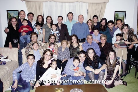 Con una emotiva comida celebraron en familia los 101 años de vida de la señora Carmen Acuña de Meléndez, la acompañaron sus hijos Patricia, Carmen, Ernesto, Verónica, José Luis, Tom y Rebeca; nietos, bisnietos y tataranietos, quienes lucieron muy felices de poderla acompañar en su cumpleaños.