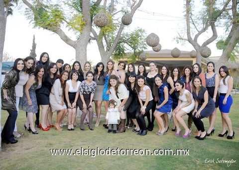 21012012 MUY FELIZ  lució la futura novia, al lado de sus amigas en su fiesta prenupcial.- Érick Sotomayor Fotografía
