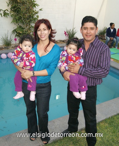 21012012 LAS GEMELITAS  Romina y Miranda con sus papás Angélica Ramírez de Velázquez y Roberto Velázquez Jardón.