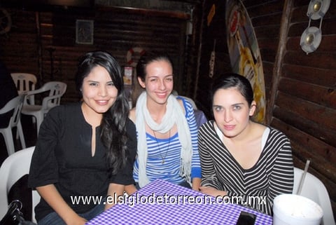 24012012 CAROL  Villalobos, Pamela Murra e Italia Delgado.