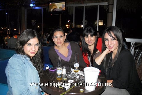 24012012 SOFíA,  Paty, Valeria y Ale, captadas al momento de disfrutar en su restaurante favorito.