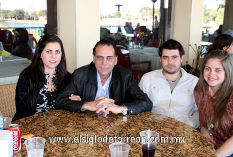 23012012 KARLA , Ernesto, Iván e Ivette.