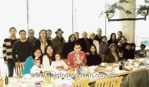 23012012 ROSITA  Aranda celebró las fiestas decembrinas con una convención y desayuno en conocido restaurante de esta ciudad acompañada de su esposo Francisco Rodríguez, sus hijos y demás familiares: Adrián, Álvaro, Joaquín, Adriana, Joaquin Jr., Ramón, Ana, Martha, Carlos Francisco, Ricky, Karla, Salvador, Diego, Daniela, Aimeé, Estela, Ana Cristina, Felipe, Ana, Irma, Ave, Andrea y Carlos Iván.