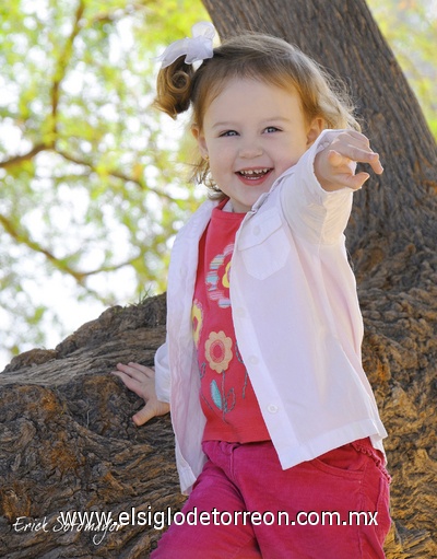 23012012 CAPTADA  en una fotografía de estudio Ainhoa Kamp Leal.- Érick Sotomayor Fotografía