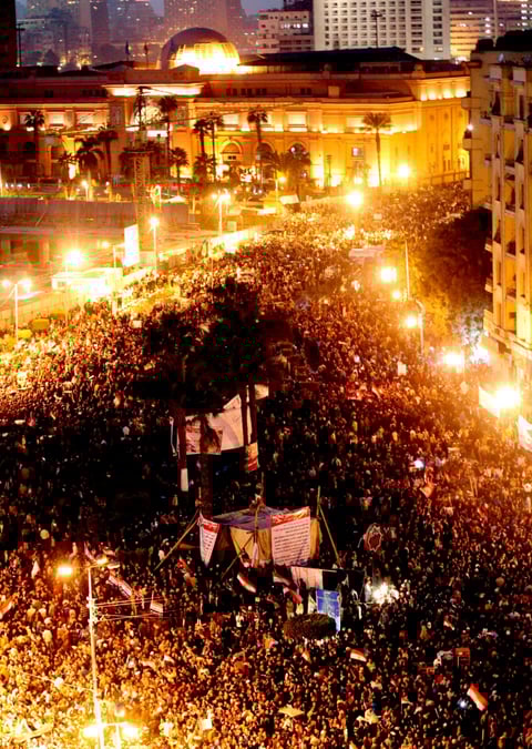 En la plaza no solo se congregaron las víctimas y los islamistas, sino también egipcios de distintas tendencias para pedir la renuncia inmediata del Consejo Supremo de las Fuerzas Armadas.