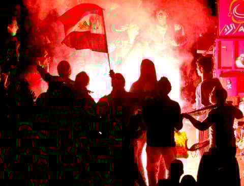 En la plaza, que se tiñó de rojo, blanco y negro, los colores de la bandera egipcia, el ambiente era festivo y sonaban canciones nacionalistas, con muchas familias que aprovecharon el día libre, ya que ha sido declarado fiesta nacional, para acercarse a Tahrir con sus hijos.