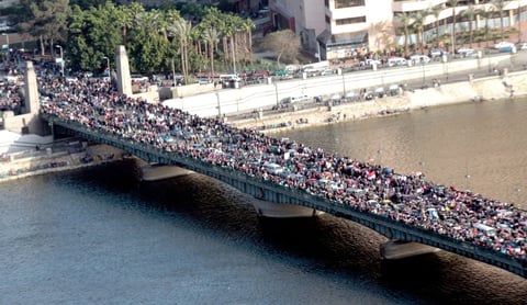 Todos los caminos llevaban a Tahrir, epicentro de la Revolución del 25 de Enero, donde bajo un sol radiante confluyeron varias marchas de decenas de miles de personas organizadas por distintos grupos de jóvenes y revolucionarios.