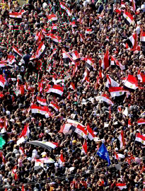 OMA06 EL CAIRO (EGIPTO) 25/01/2012.- Miles de egipcios participan en la congregación celebrada en la plaza Tahrir para conmemorar el primer aniversario de la revolución que derrocó al expresidente Hosni Mubarak, en El Cairo (Egipto), hoy, miércoles 25 de enero de 2012. Entre las decenas de miles de participantes, hubo una abundante presencia de seguidores islamistas, muchos de ellos con insignias de los Hermanos Musulmanes, además de numerosas familias que se acercaron a la plaza con niños, aprovechando que es día festivo, según constató Efe. EFE/ANDRE PAIN