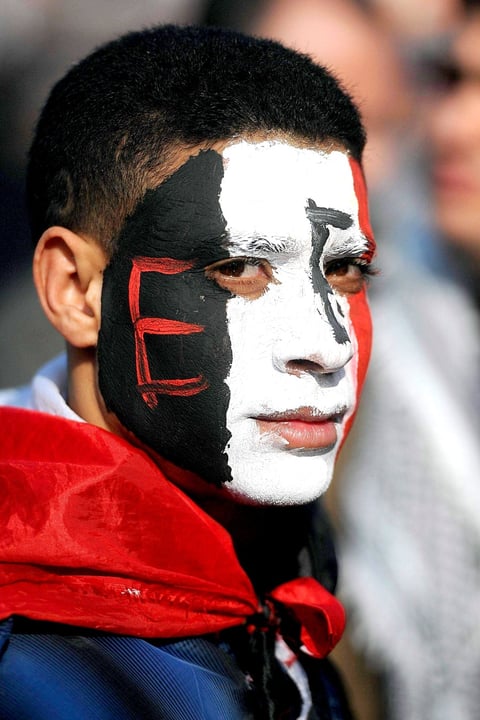 Jóvenes con la cara pintada con los colores de la bandera nacional se sumaron a la celebración.