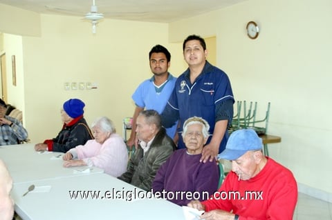 25012012 EL PERSONAL  y los adultos mayores convivieron gratamente.
