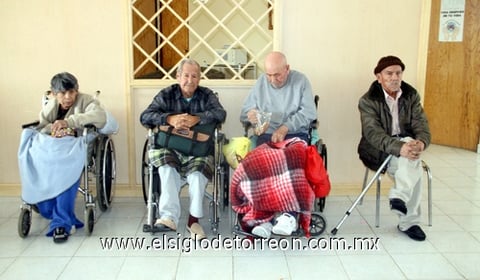 25012012 LOS ADULTOS  mayores recibieron deliciosos bolos.