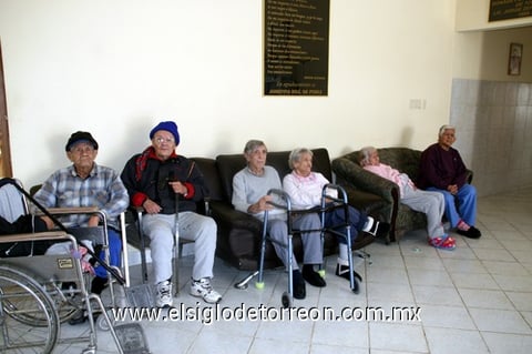 25012012 LOS ASISTENTES  durante la convivencia escucharon la música que fue todo un éxito hace varias décadas.