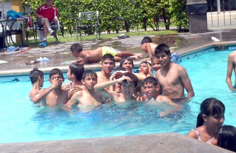 Compañeros de la academia Tigres de Torreón,conviviendo en 5to torneo en Monterrey NL. Fotografía enviada por Magallanes Cabral.