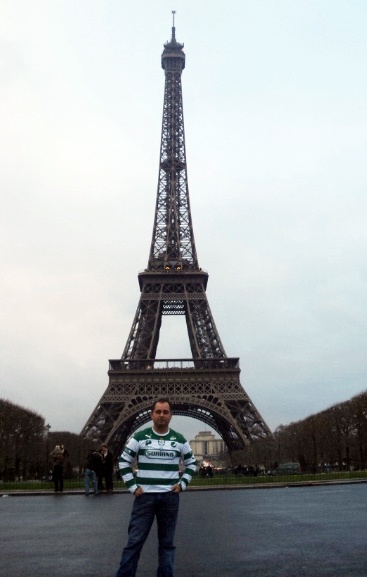 De vacaciones por Paris Somos + Santos por el mundo. Fotografía enviada por Efraín Ramos.