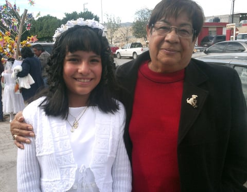 Fernanda en su primera comunión con su Mamá Yoya... Fotografía enviada por Magallanes Cabral.