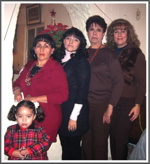 Cecy, Caro, Diana, Vero y la niña Allison Rafaella Guzmán García, en reciente reunión familiar.