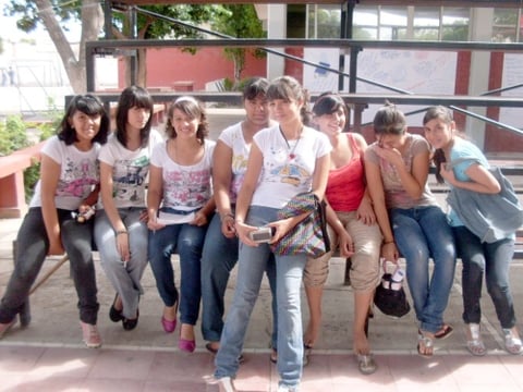 Deyanira, rodeada de compañeras de la secundaria.