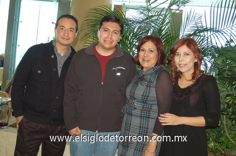 26012012 JOSé LUIS , Rodolfo y Rocío junto a su mamá María del Rocío Moya, el día de su cumpleaños.